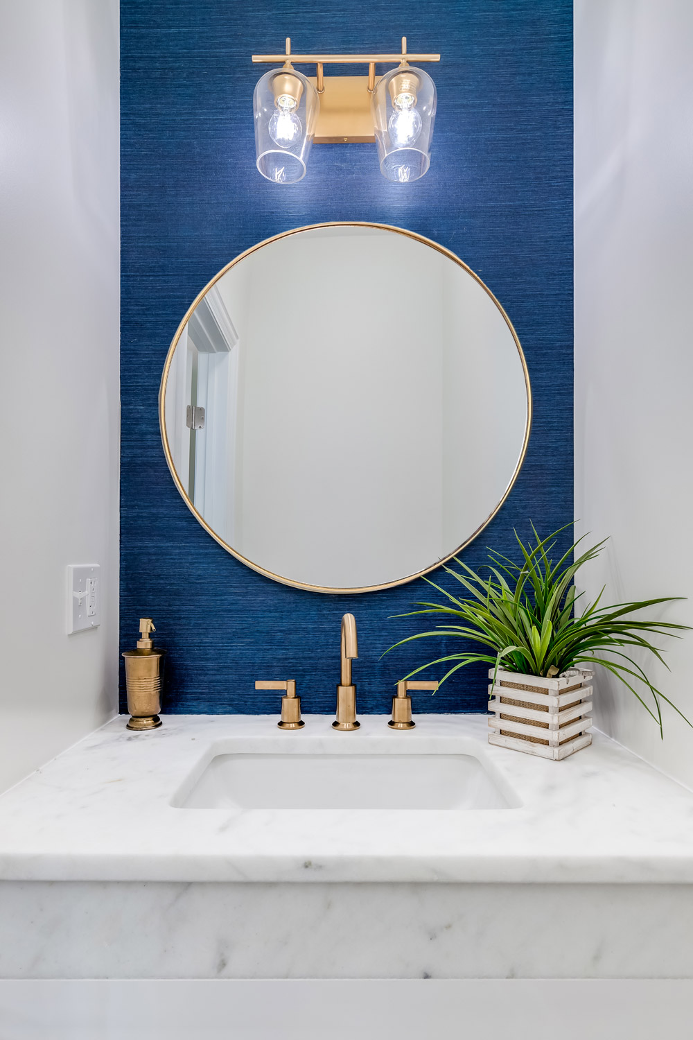 Luxe Thin Gold Round Metal Frame Bathroom Mirror - 600 / 800mm